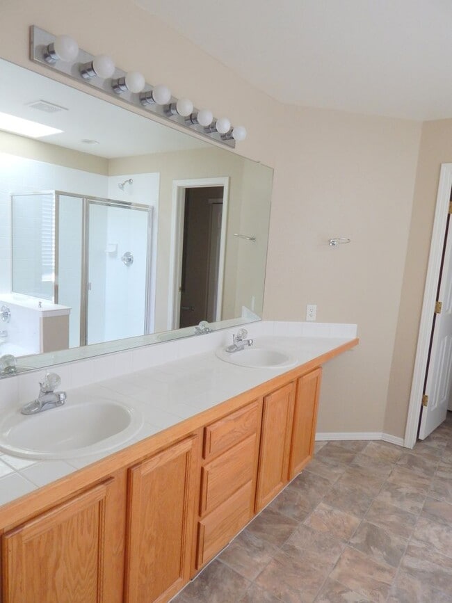 Building Photo - 203 Cleopatra St