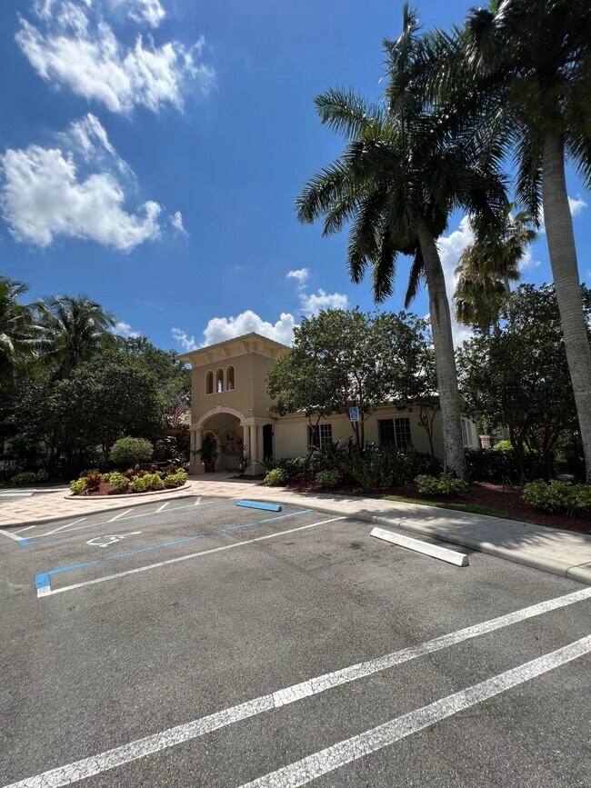 Building Photo - 1100 Crestwood Ct S