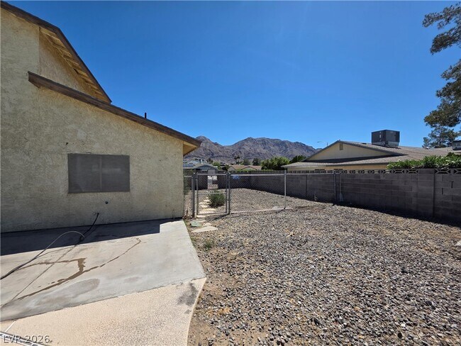 Building Photo - 1745 Mt Hood St