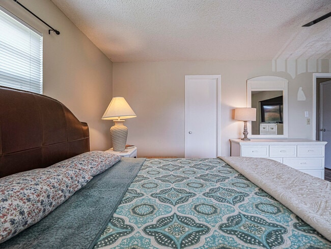 Building Photo - 74 Royal Oak Ct