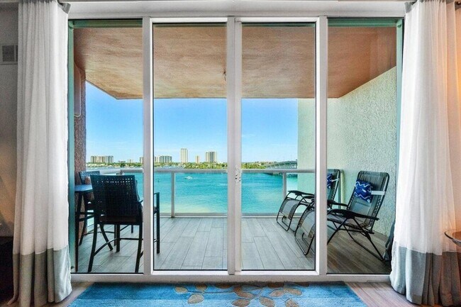 Building Photo - 2640 Lake Shore Dr