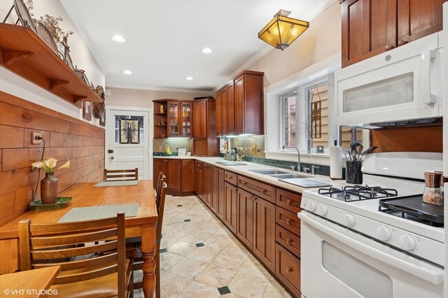 Building Photo - 5146 N Leavitt St