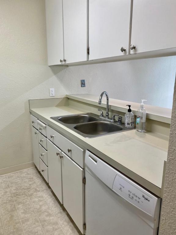 Building Photo - 395 Imperial Way