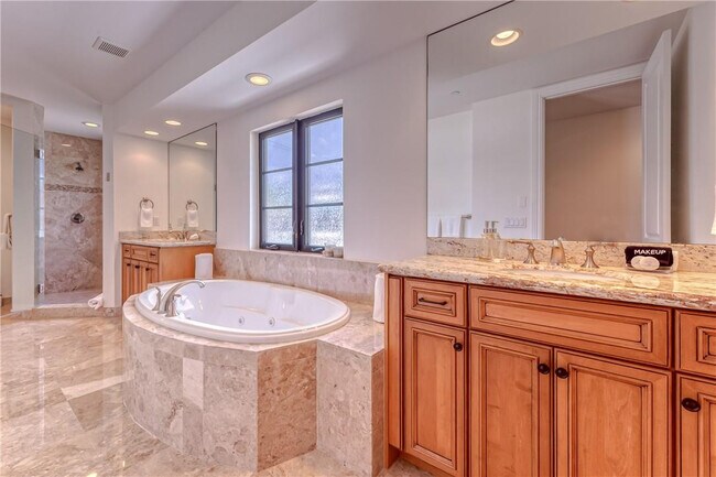 Building Photo - 1206 NE 1st St