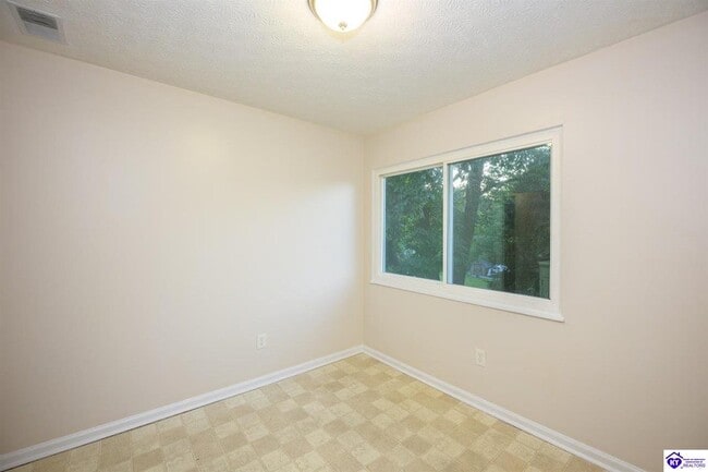 Building Photo - 244 Pinewood Dr