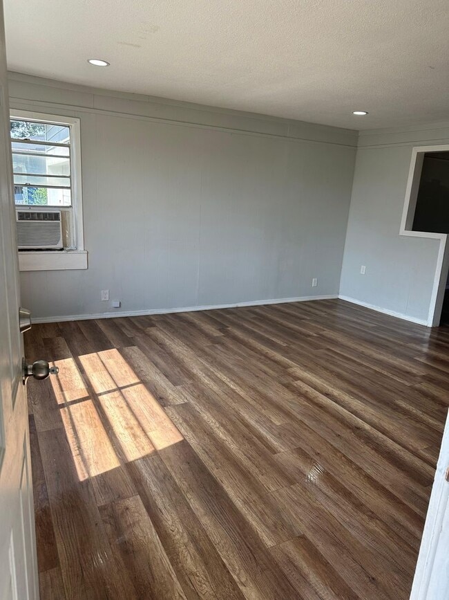Building Photo - Charming & Updated 2-Bedroom Home+Garage i...