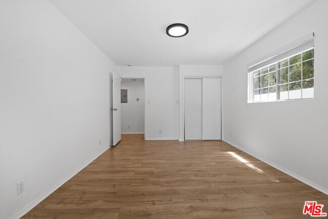 Building Photo - 5541 Fallbrook Ave