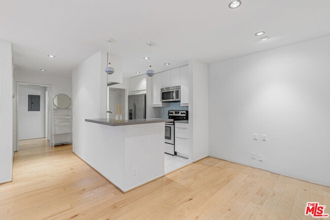 Building Photo - 8535 W Knl Dr