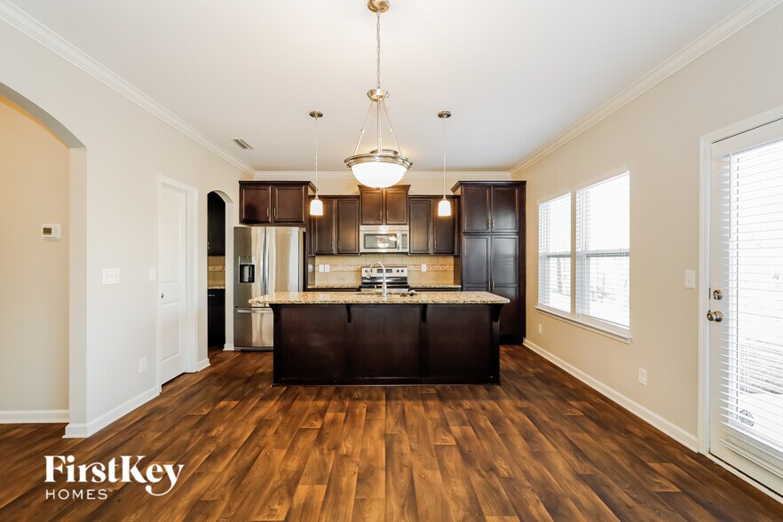 Building Photo - 2080 Lake Vista Drive