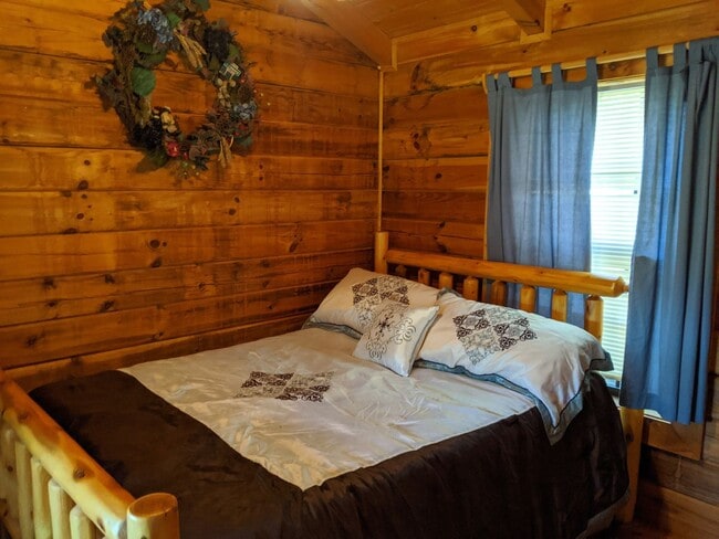 Building Photo - 2 Bed 1 Bath Cabin- All Utilities Included...