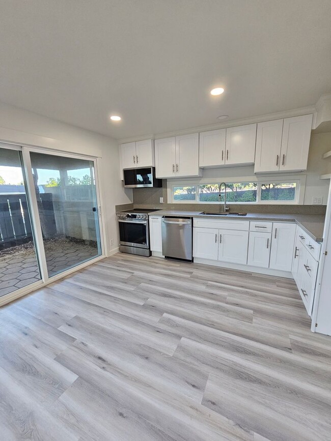 Building Photo - Gorgeous COMLETELY RENOVATED 3 Bed/2.5 Bat...