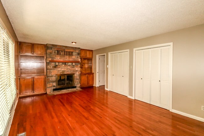 Building Photo - Beautiful 3 bedroom, 3 bath,  mother-in-law sweet with full kitchen in lower level.