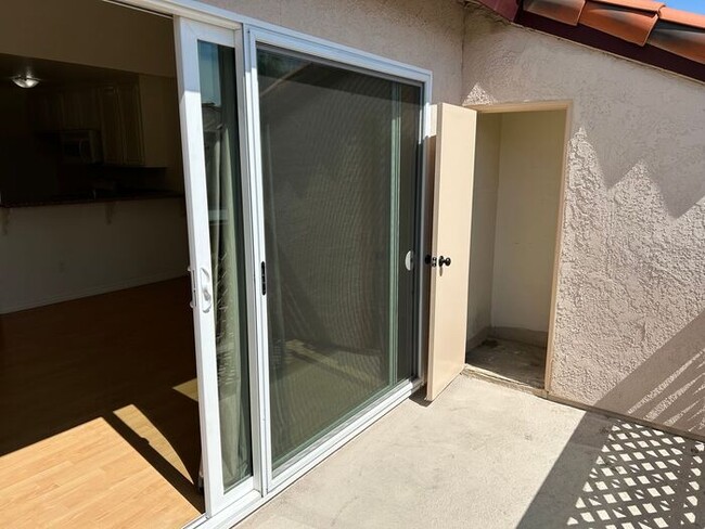 Building Photo - GREAT UPSTRS CONDO FOR LEASE!