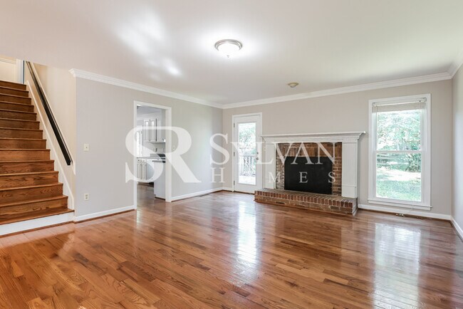 Building Photo - Gorgeous 4 bedroom, 3BA home available now!