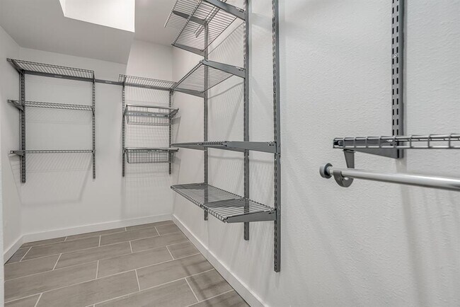 Building Photo - 568 W Quill Dr