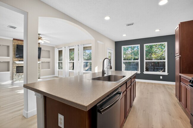 Building Photo - 126 Silver Penny Dr