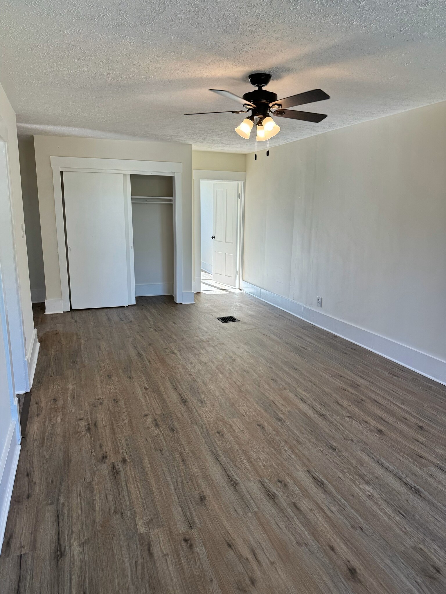 Livingroom - 9106 Columbus Rd NE
