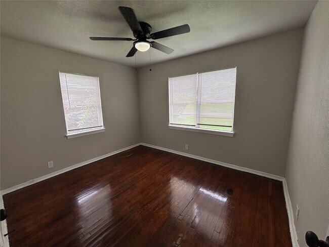 Building Photo - 3521 Grassmere St
