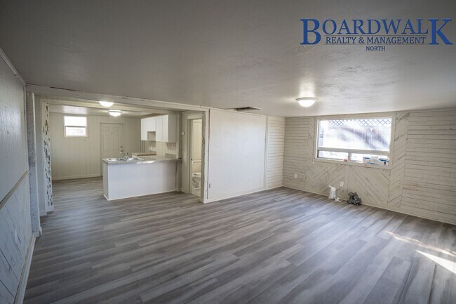 Building Photo - Pet Friendly 2 Bedroom Home