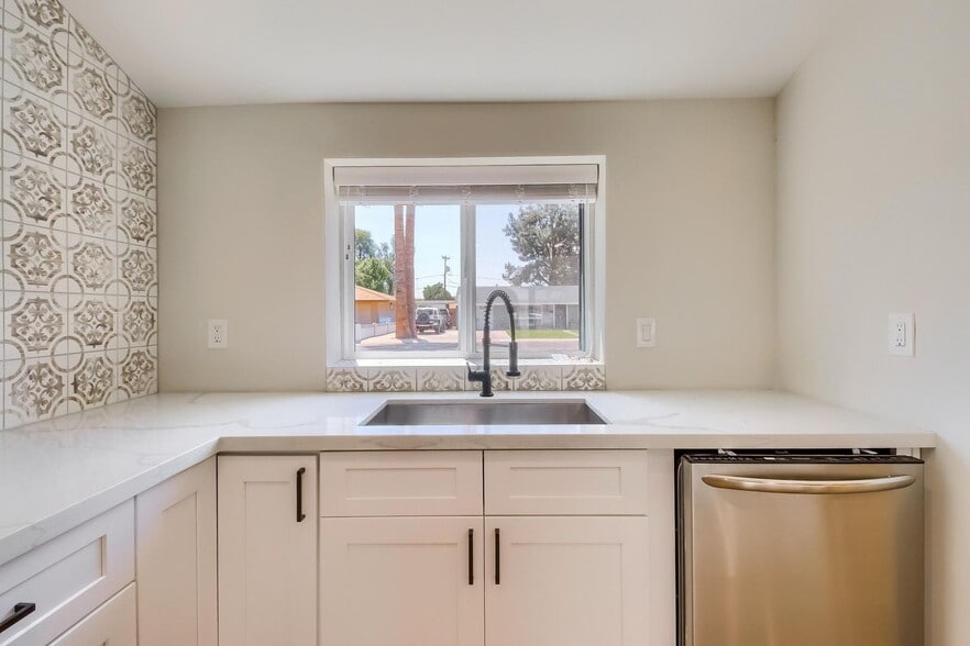 Building Photo - 1402 W Berridge Ln