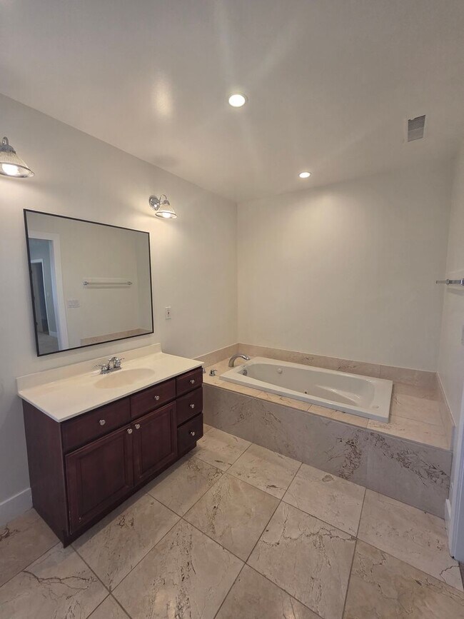 Building Photo - West Side Petaluma Gem- Beautiful 3 bedroom 2 bathroom