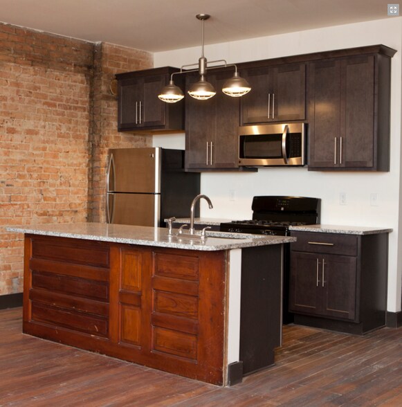 Building Photo - 2611 Short Vine St