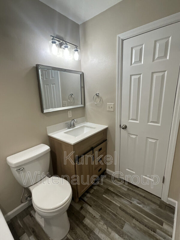 Building Photo - 10 Blackburn Manor