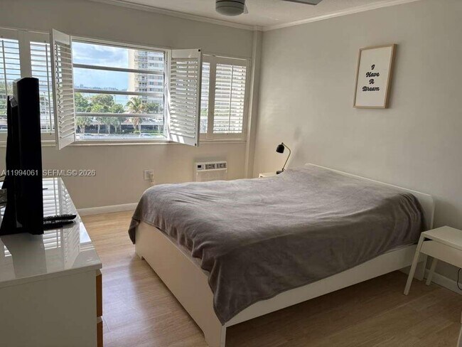 Building Photo - 220 Kings Point Dr