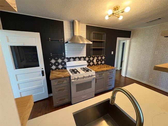 Building Photo - 306 N Elm St