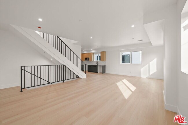 Building Photo - 913 N Hobart Blvd