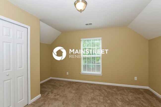 Building Photo - 3 Bedroom Pet-Friendly Home in Charlotte, NC with Main Street Renewal