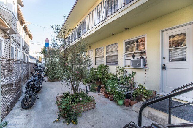 Building Photo - 25 19th Ave