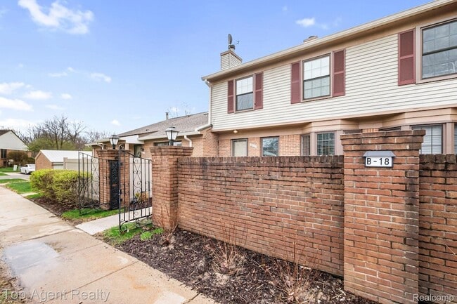 Building Photo - 38887 Country Cir