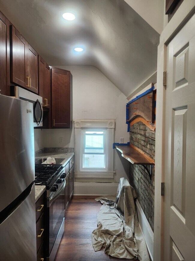 Interior Photo - 121 E Gilman St