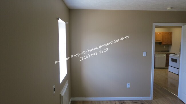 Building Photo - 527 Midland Ave