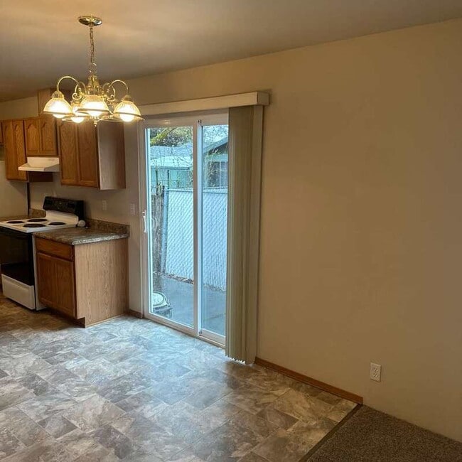 Building Photo - 228 SW Westholm Ave