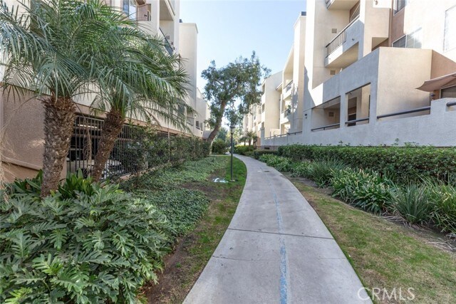 Building Photo - 5540 Owensmouth Ave