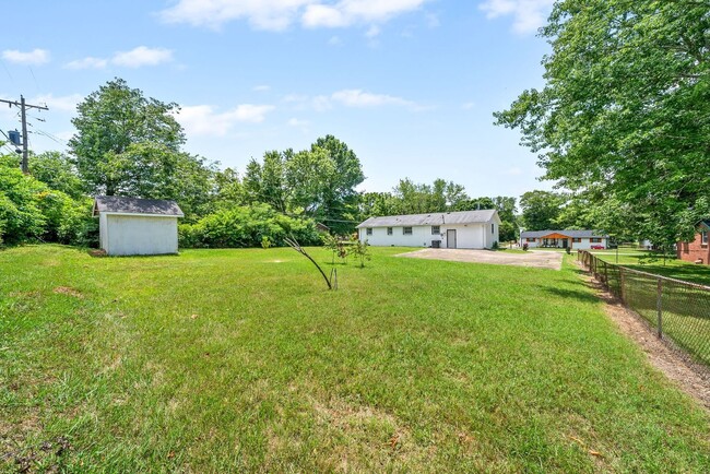 Building Photo - Renovated Ranch