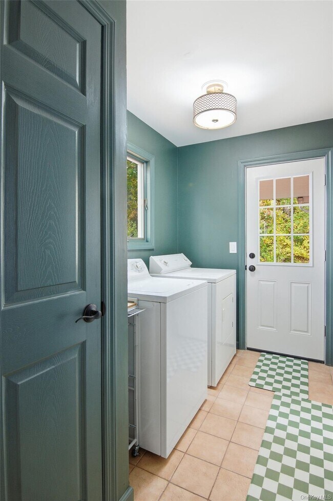 Building Photo - 14 Flax Pond Woods Rd