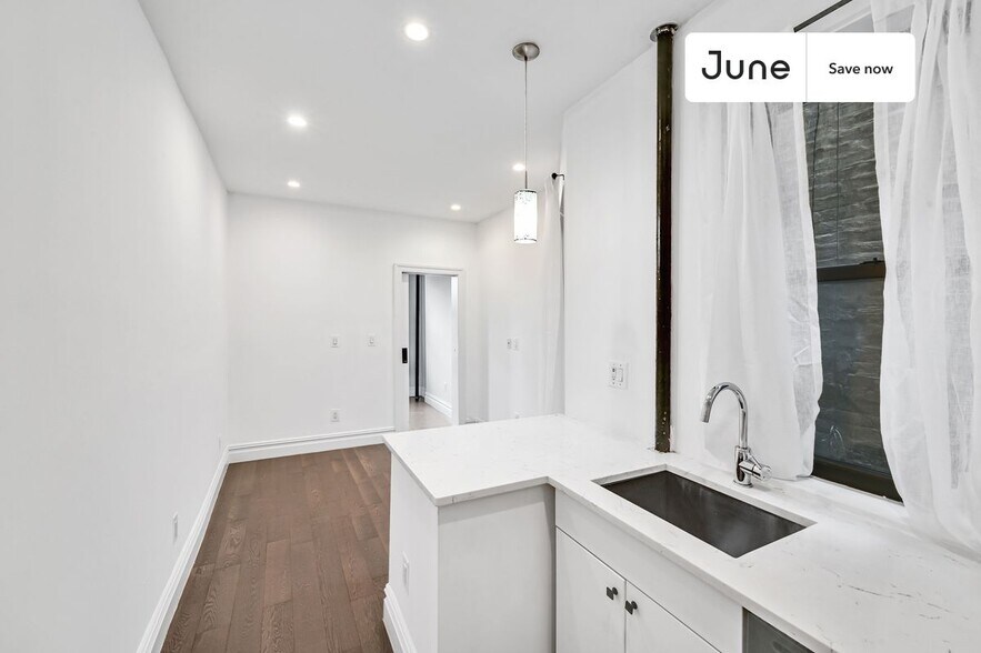 Building Photo - 826 9th Ave