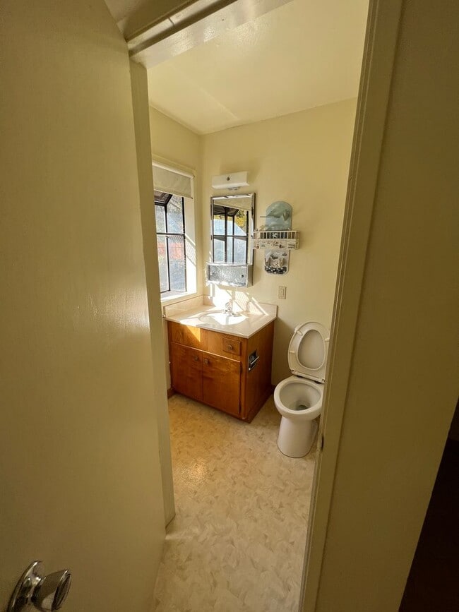 Building Photo - 9866 Hillview Dr