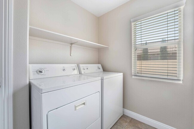 Building Photo - Gorgeous Mountains Edge Pool Home For Rent !