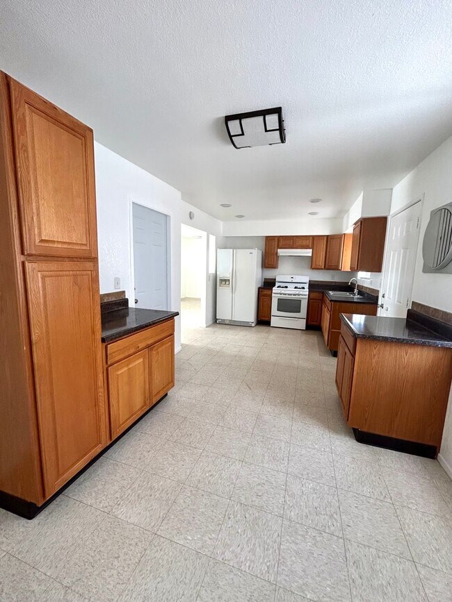 Building Photo - 2 Bedroom 1 Bathroom Home Close To Town