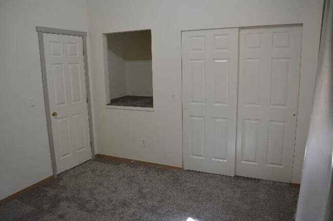Building Photo - Spacious 3 bedroom townhome on cul-de-sac