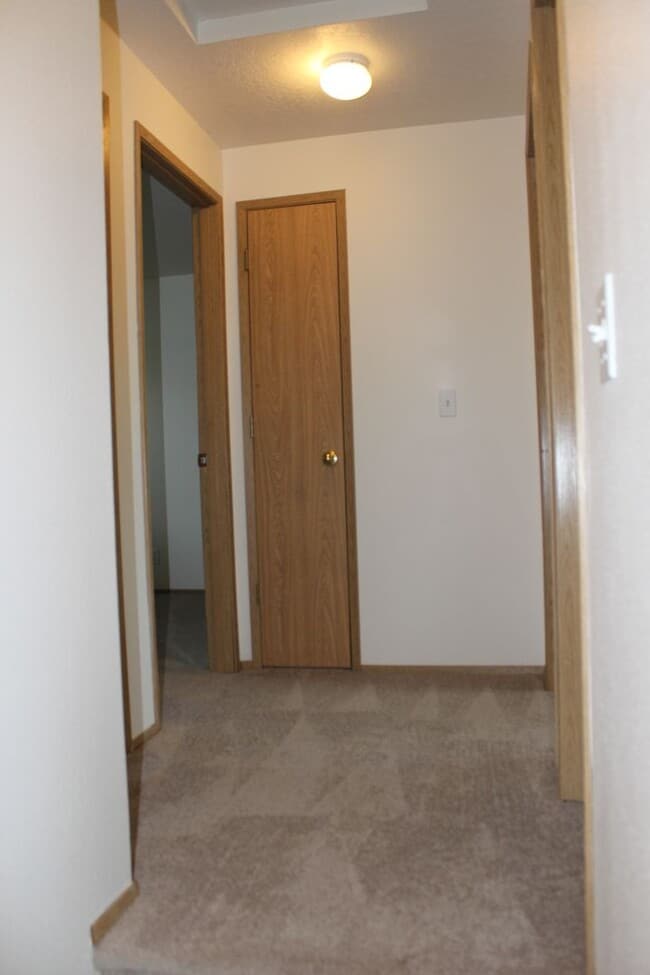 Building Photo - Three bedroom townhouse