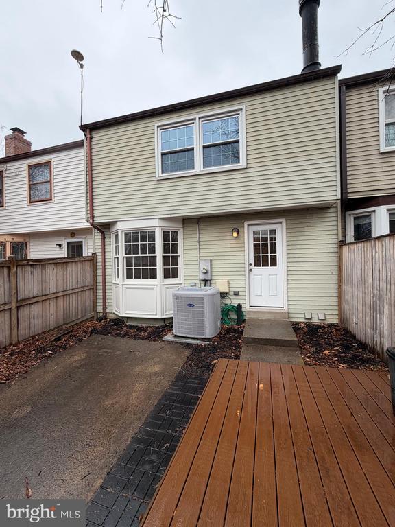 Building Photo - 327 James St