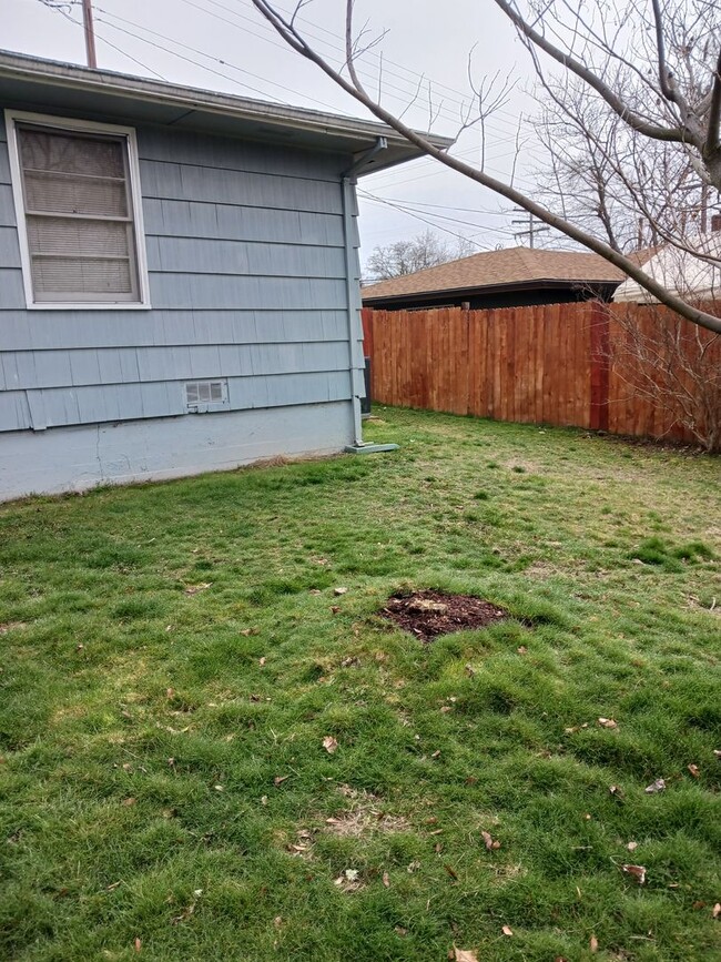 Building Photo - Nice home with big backyard