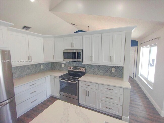 Building Photo - 5780 Sun Pointe Cir