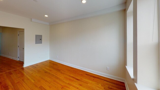 Building Photo - 123 Sutherland Rd