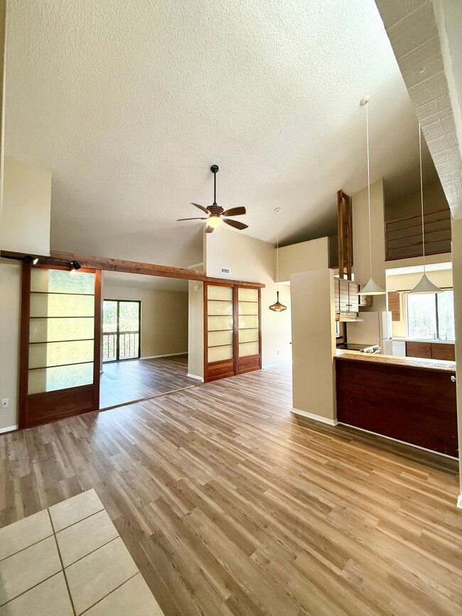 Building Photo - Remodeled!! Close to Shopping, VA Hospital and Hilaman Golf Course!